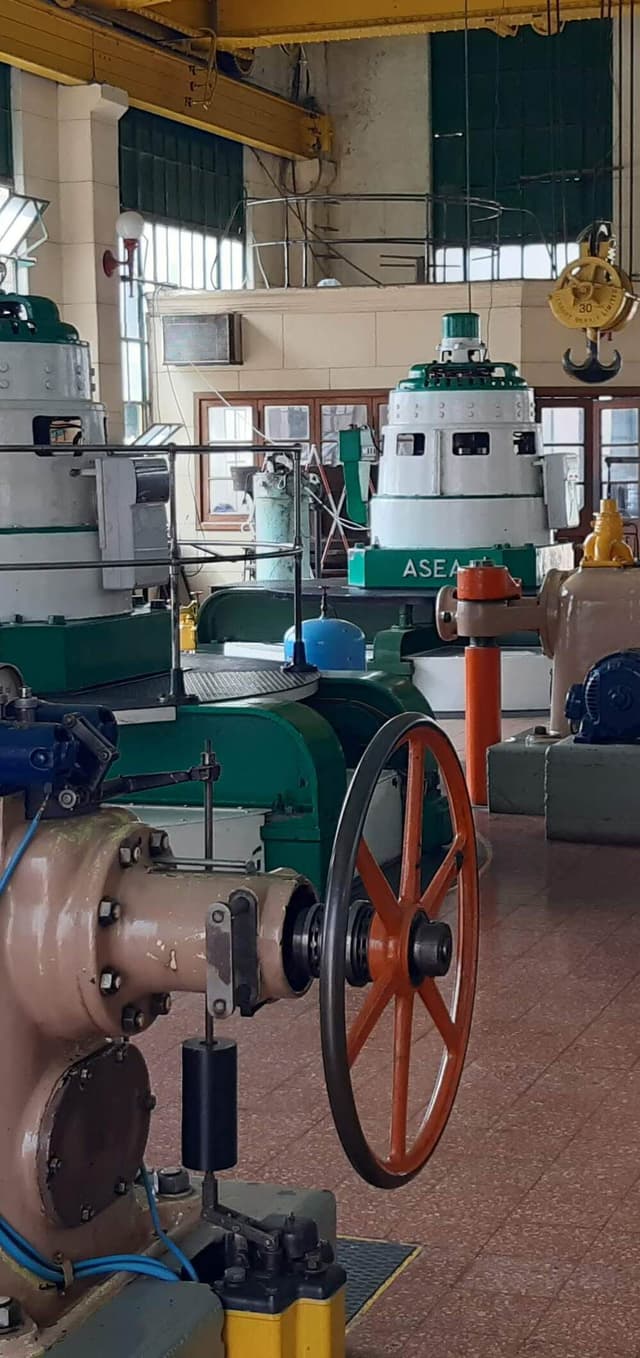 Interior de una usina hidroelectrica