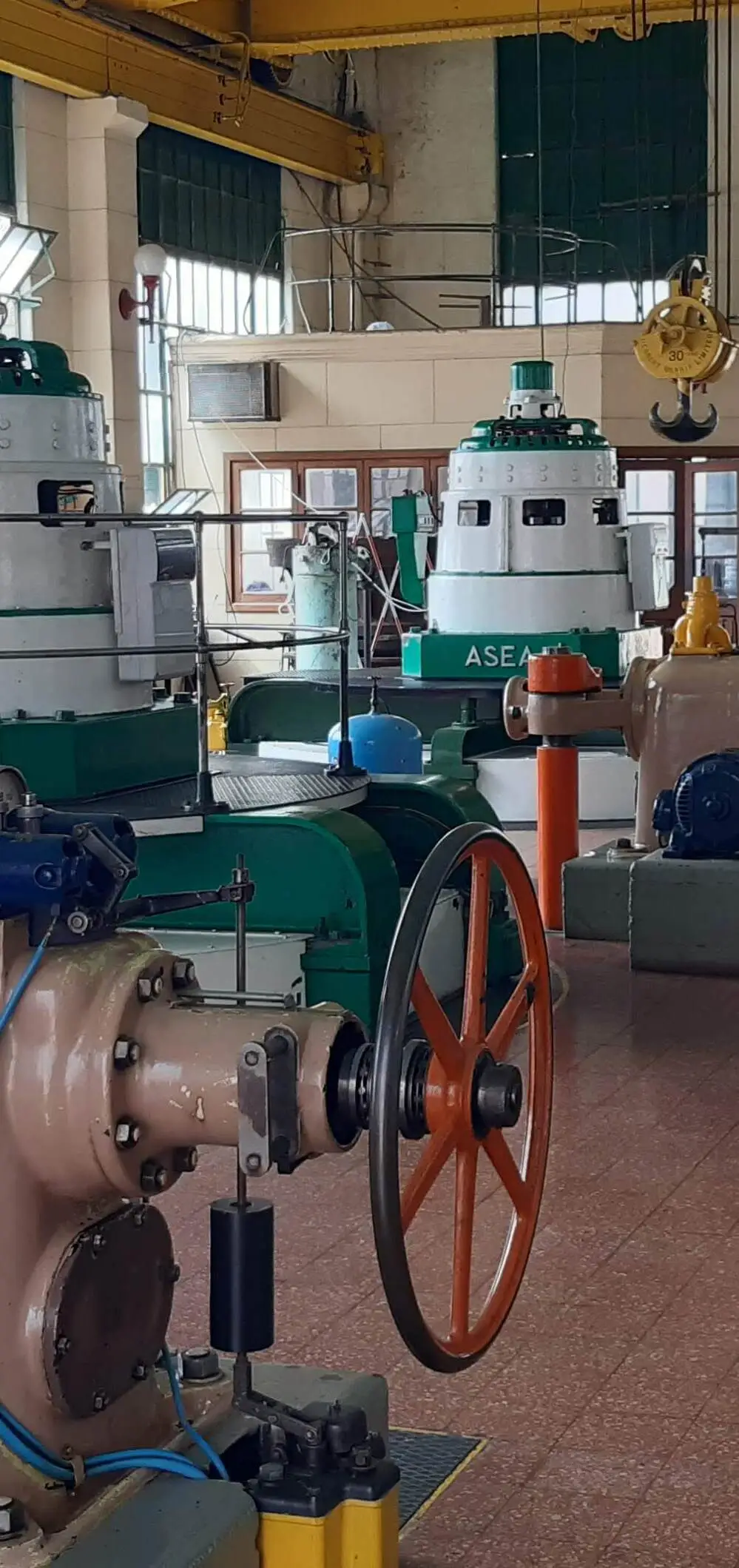 Interior de una usina hidroelectrica